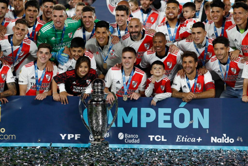 River Plate winning silverware.