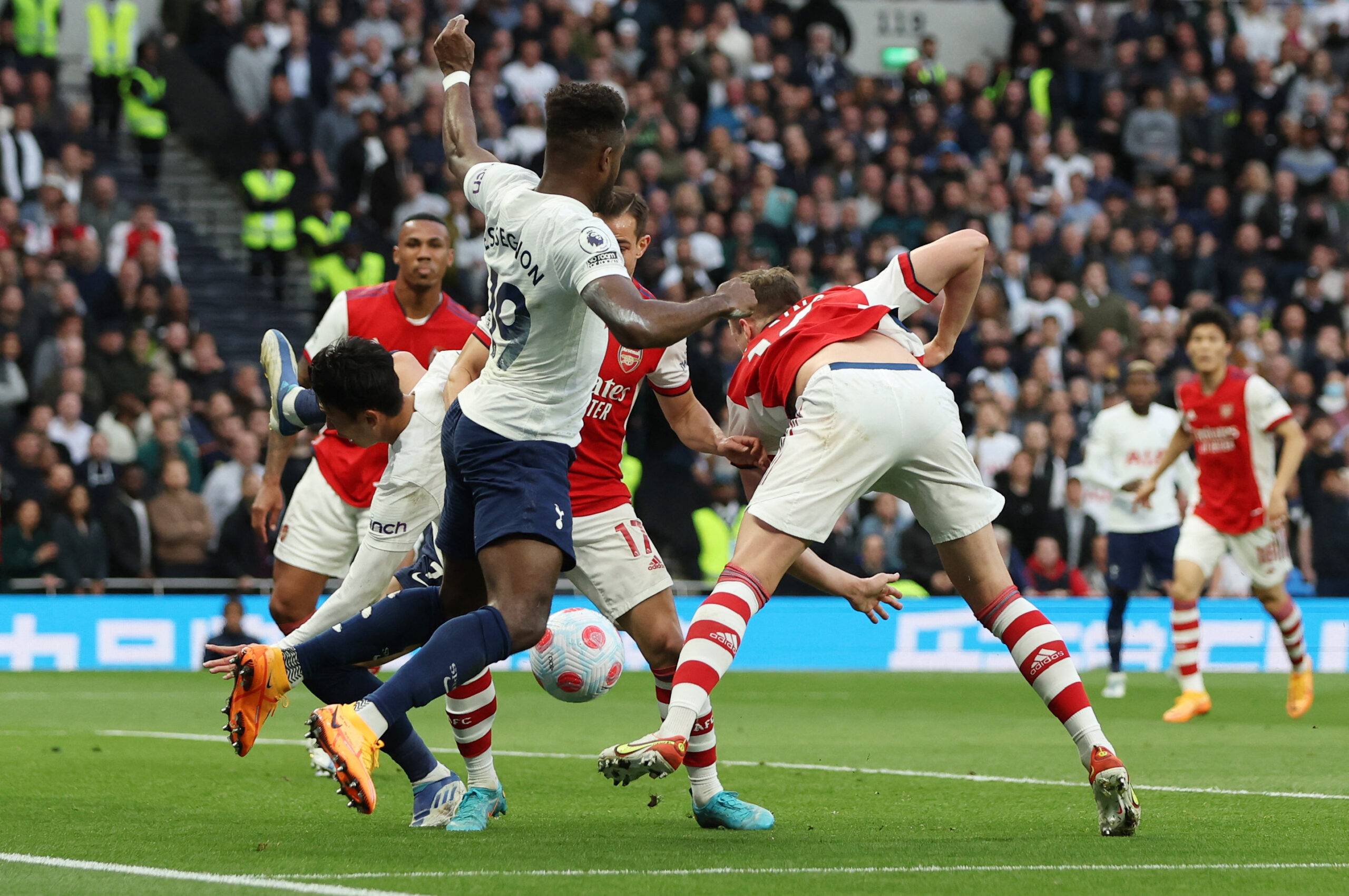 Tottenham win penalty vs Arsenal.