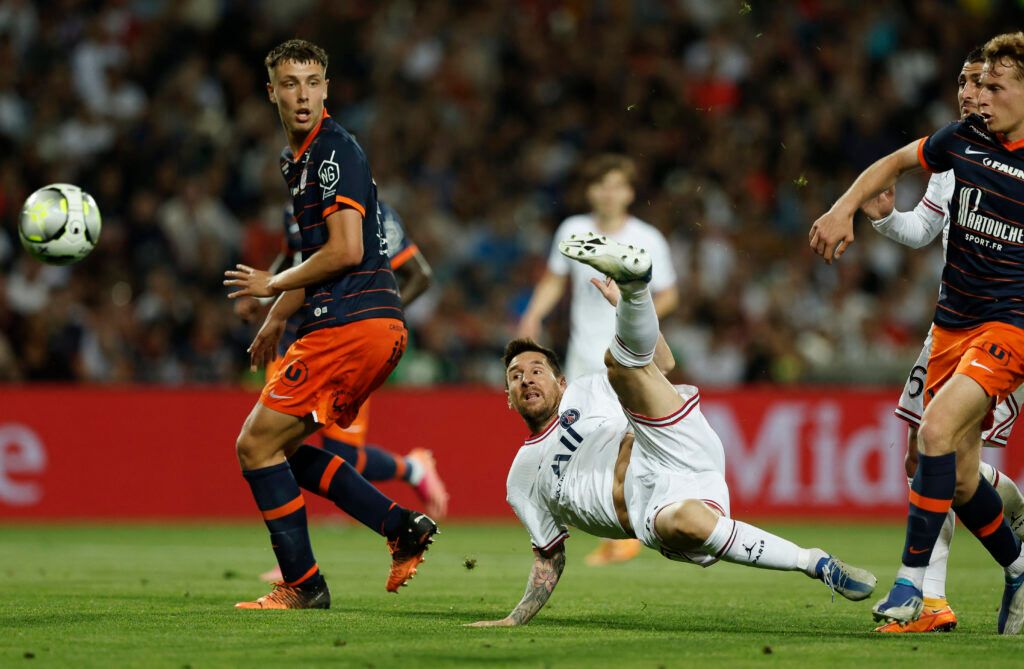PSG's Messi tries the acrobatic.
