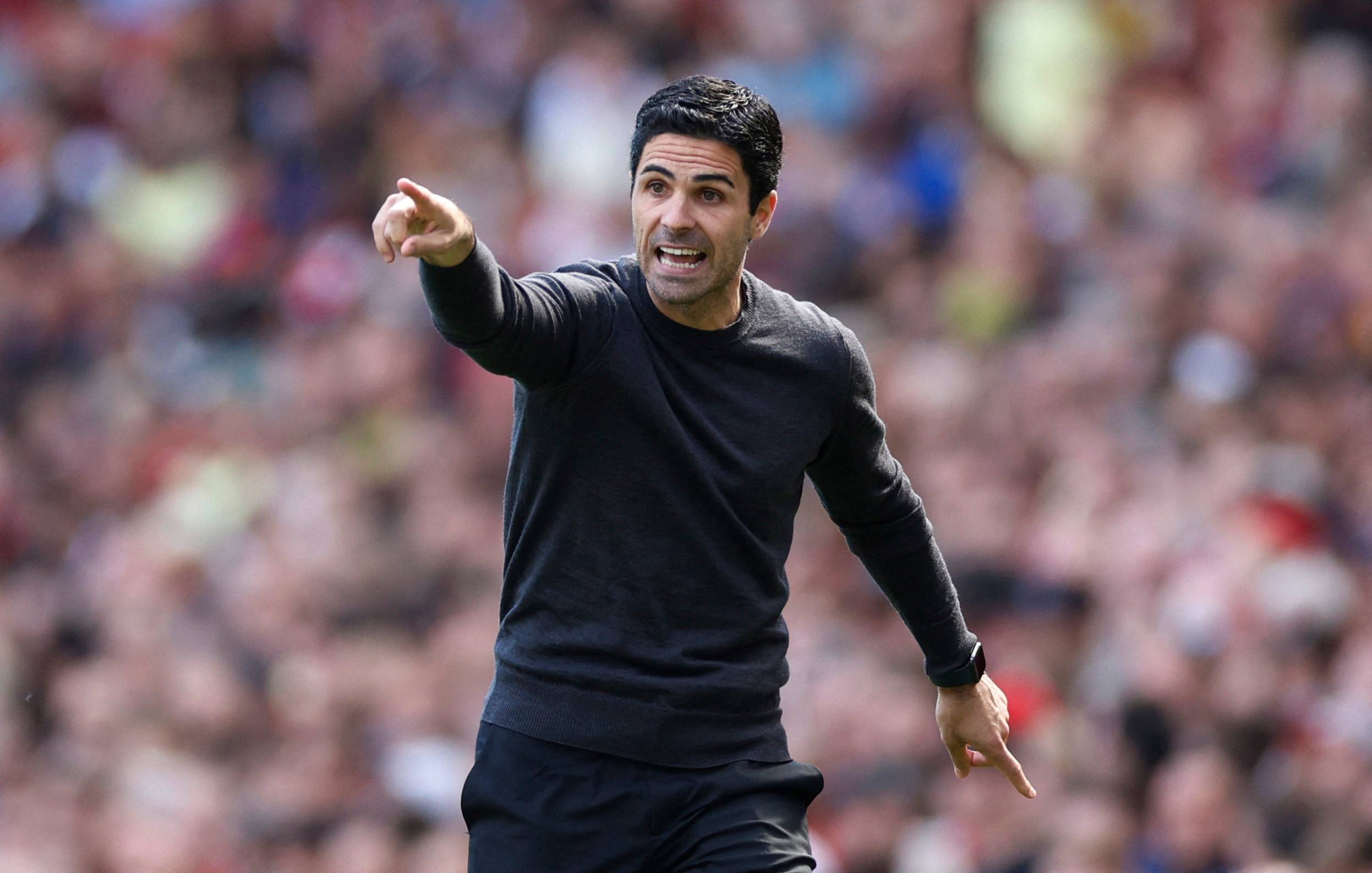 Mikel Arteta gives instructions to his Arsenal players during a Premier League game