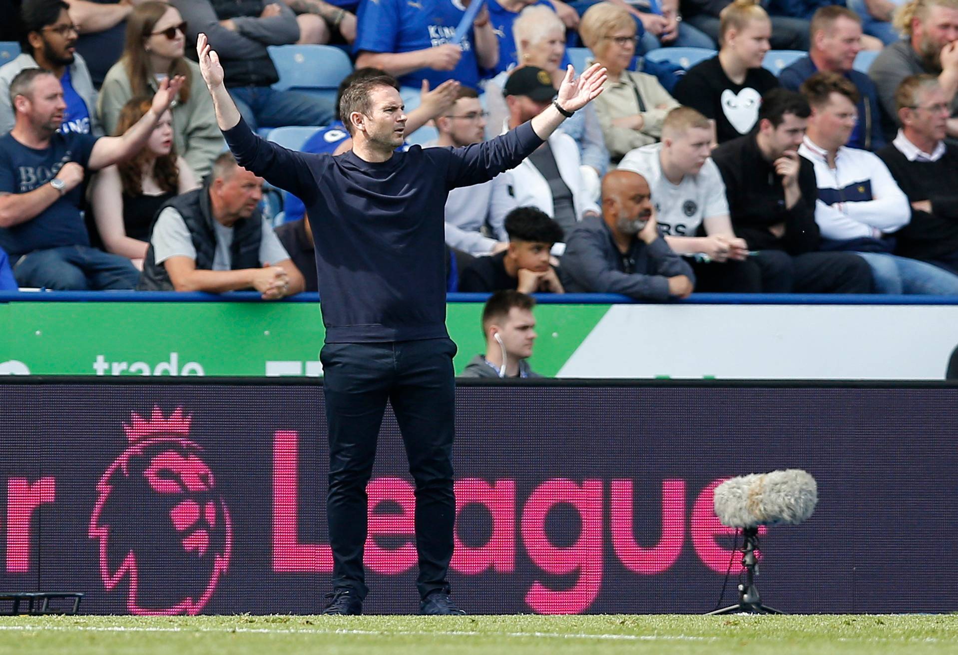 Frank Lampard protesting a decision at a Premier League game for Everton