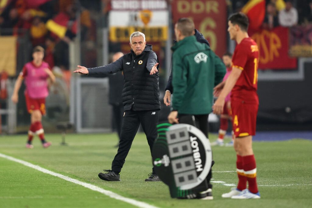 Jose Mourinho questions fourth official during Roma v Leicester.