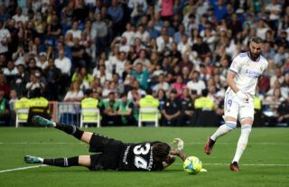 Karim Benzema went full Ronaldo Nazario to bamboozle Levante's goalkeeper before Vinicius' goal