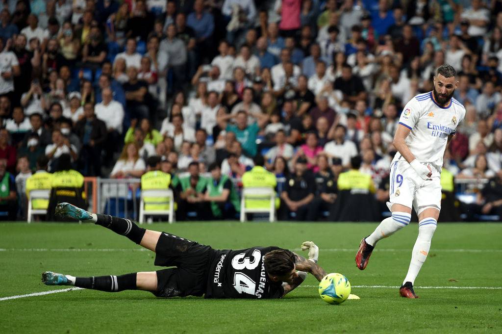 Karim Benzema went full Ronaldo Nazario to bamboozle Levante's goalkeeper before Vinicius' goal
