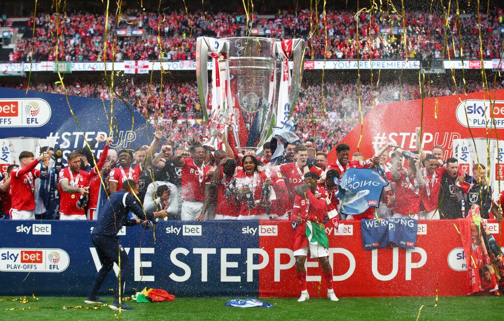ewis Grabban of Nottingham forest lifts the trophy following their team's victory in the Sky Bet Championship Play-Off Final match between Huddersfield Town and Nottingham Forest at Wembley Stadium on May 29, 2022 in London, England