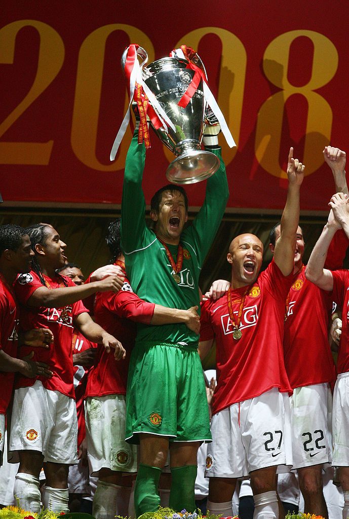 Edwin van der Sar and his Man Utd teammates celebrate CL final win vs Chelsea