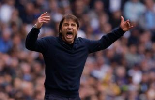 Tottenham Hotspur boss Antonio Conte shouting instructions