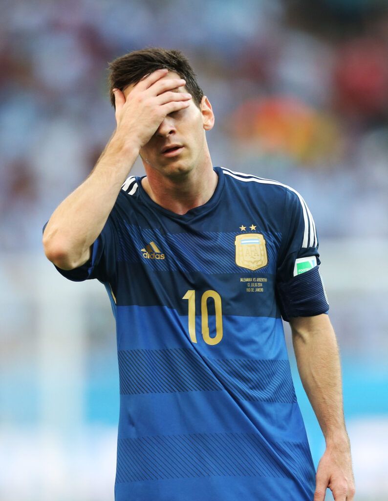 Messi de Argentina luce quemado.