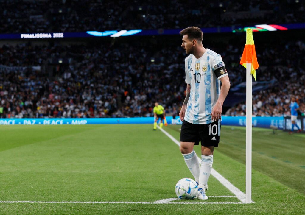 Messi lines up a corner.