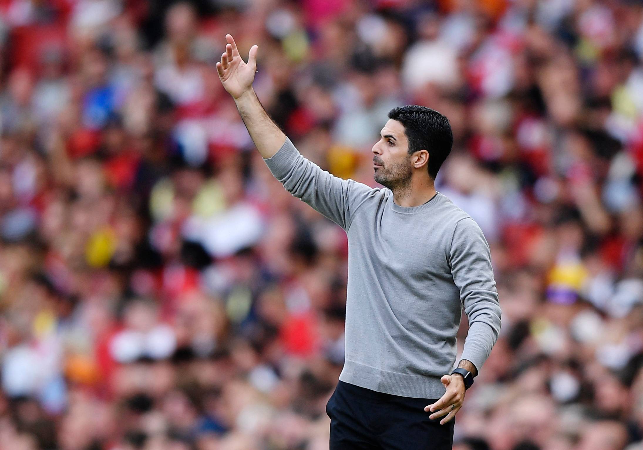 Arsenal manager Mikel Arteta gesturing to his players