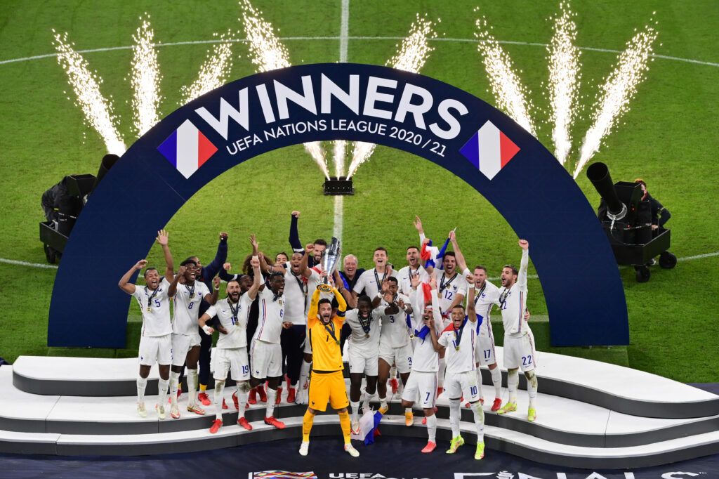 Il francese Hugo Lloris alza il trofeo della UEFA Nations League