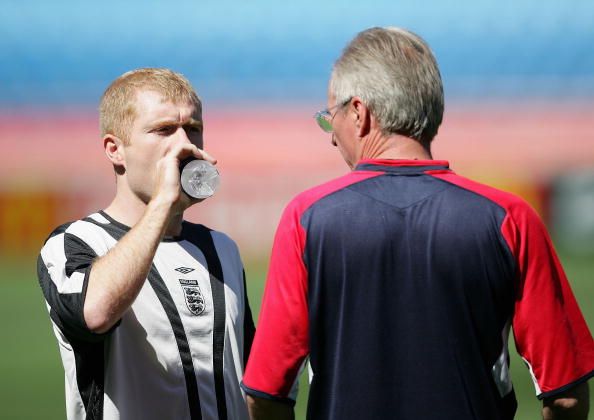Paul Scholes of England chats with coach Sven Goran Eriksson during a training session at the Estadio Cidade de Coimbra prior to their second Euro 2004 match June 16, 2004 Coimbra, Portugal. (Photo by Ross Kinnaird/Getty Images) 