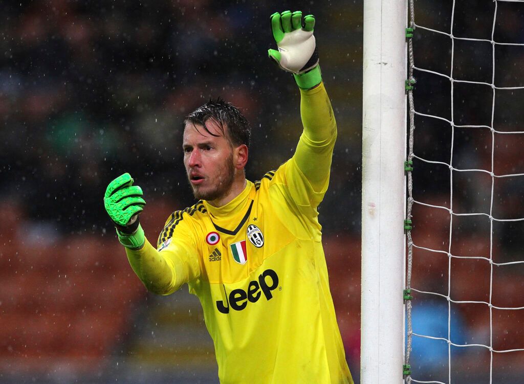 Neto orders his defenders while at Juventus