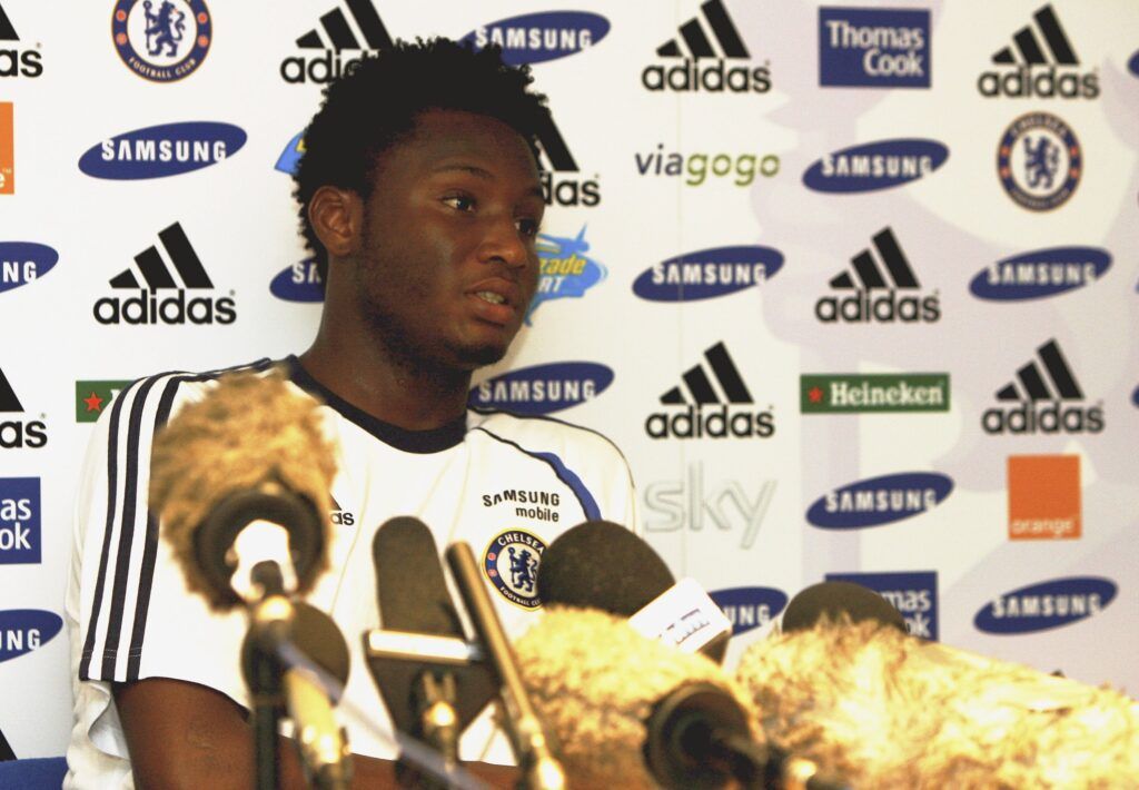Mikel en la rueda de prensa del Chelsea
