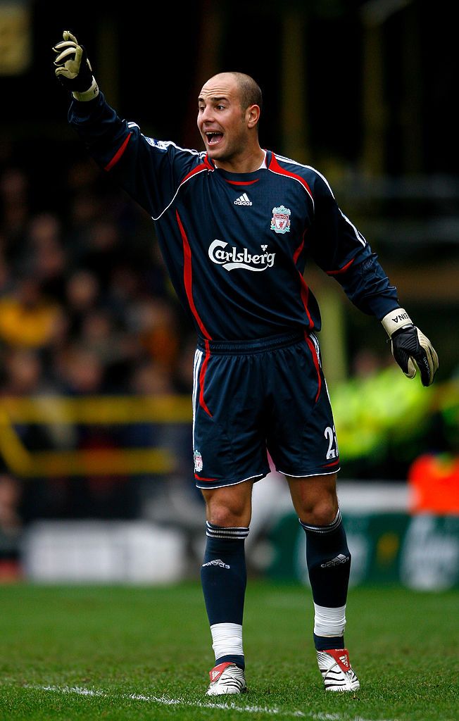 Pepe reina in action for Liverpool in 2007