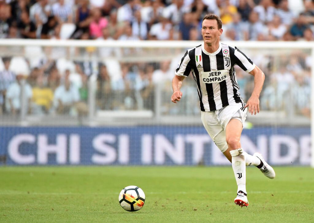 Lichsteiner runs with the ball for Juventus in 2017