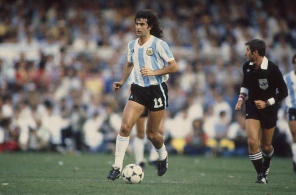Kempes playing at the World Cup.
