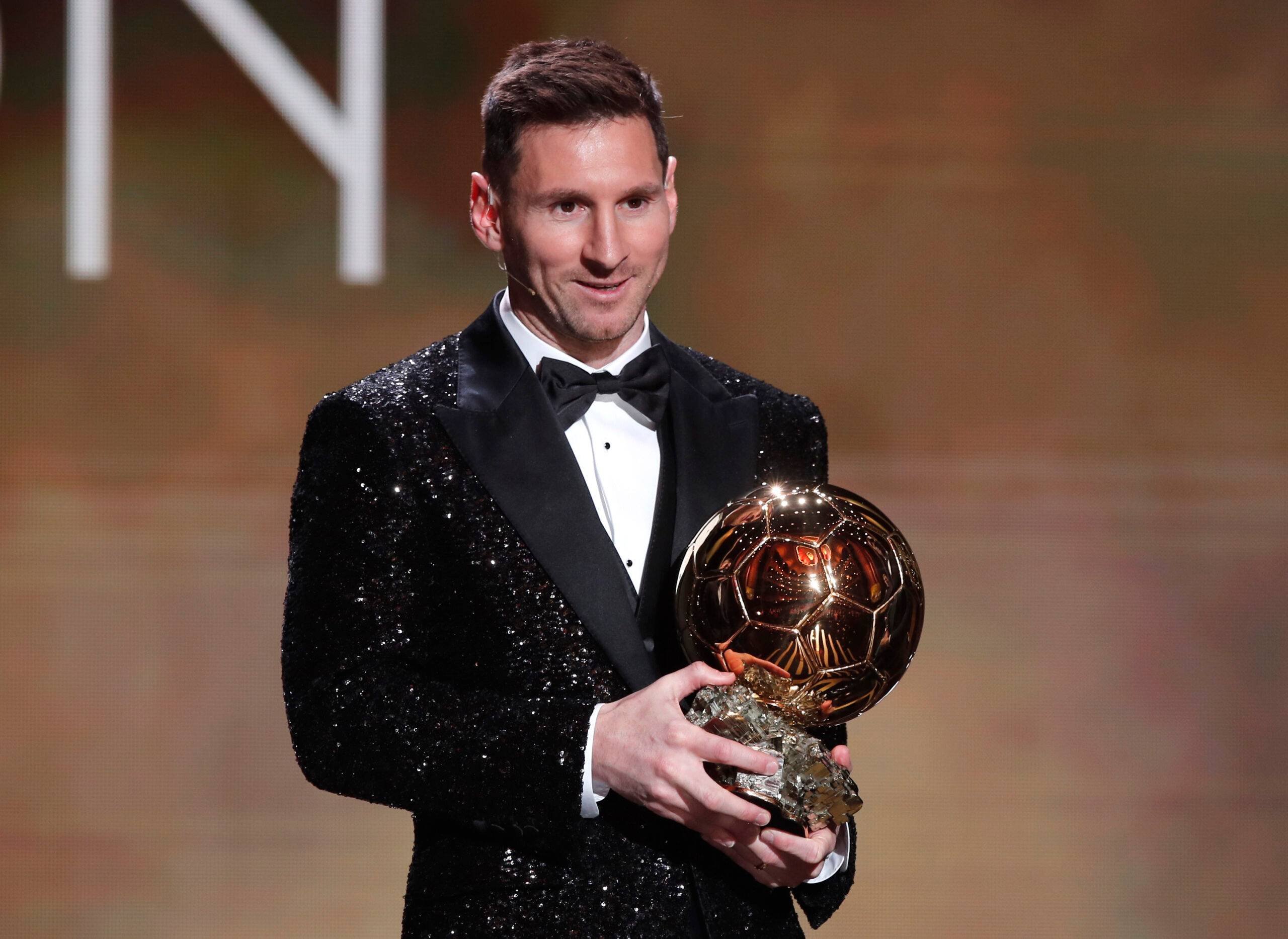 Messi lifts the Ballon d'Or.