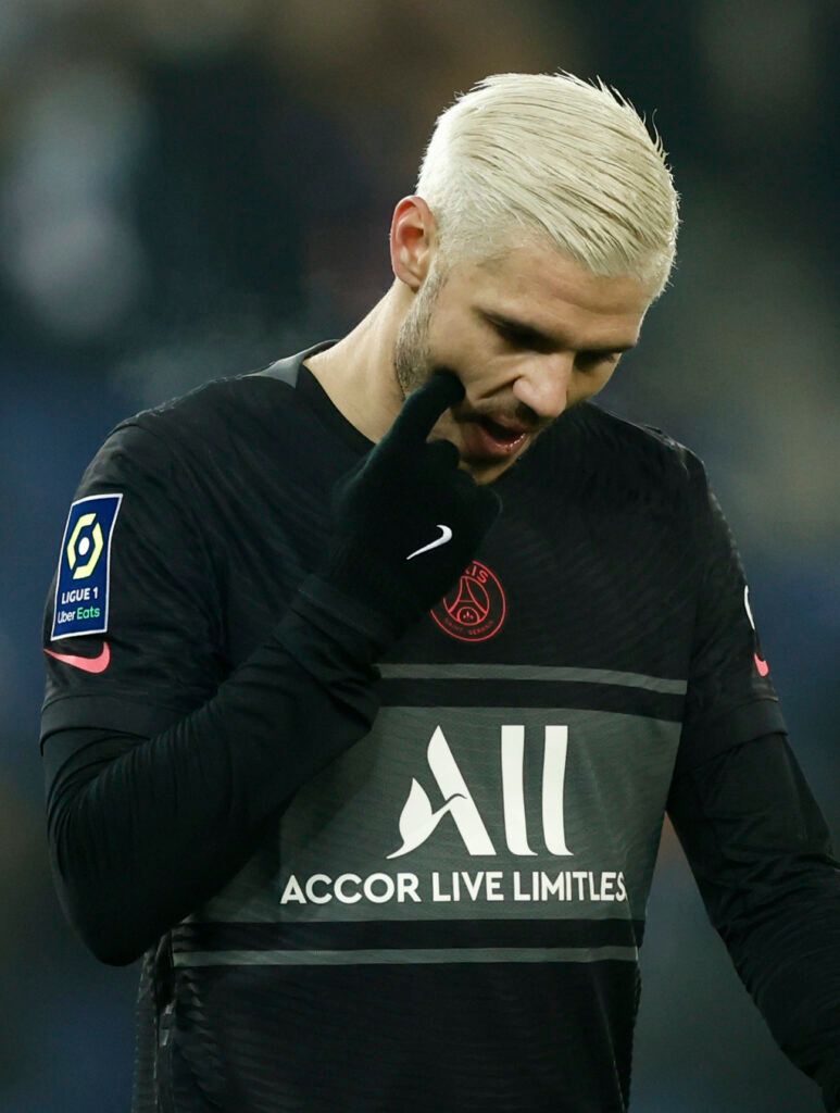 PSG's Icardi looks gutted.