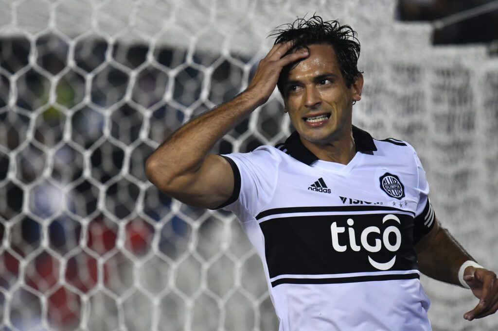 Roque Santa Cruz in action for Olimpia before his move to Libertad