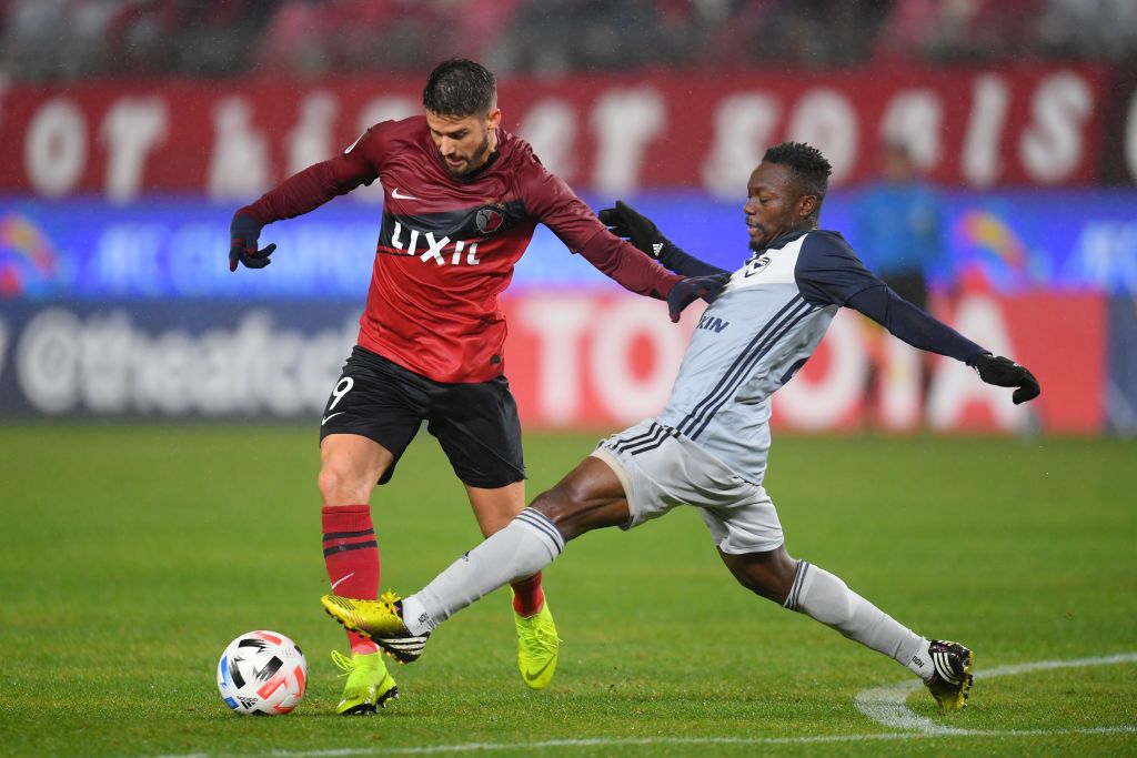 Everaldo in action with Kashima Antlers