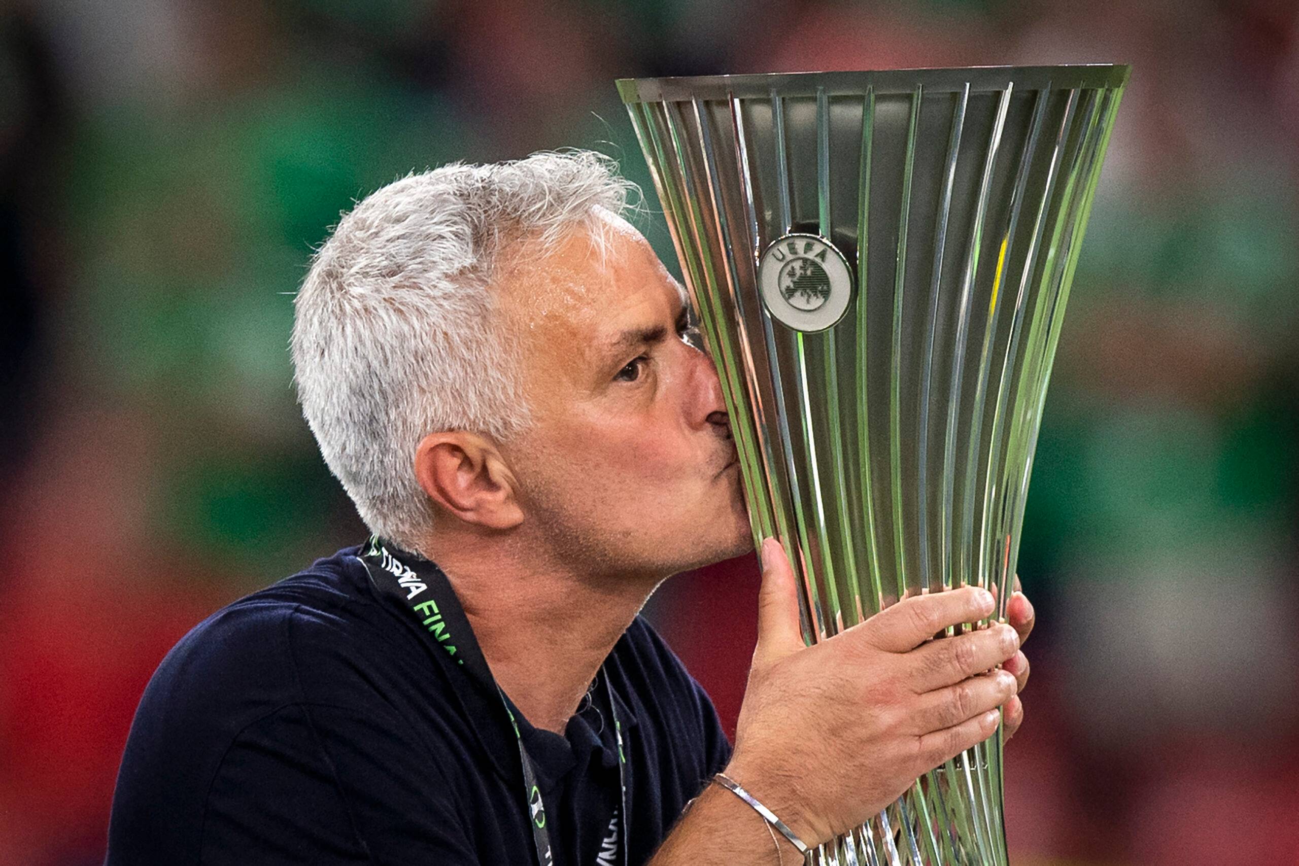 Mourinho kisses the trophy