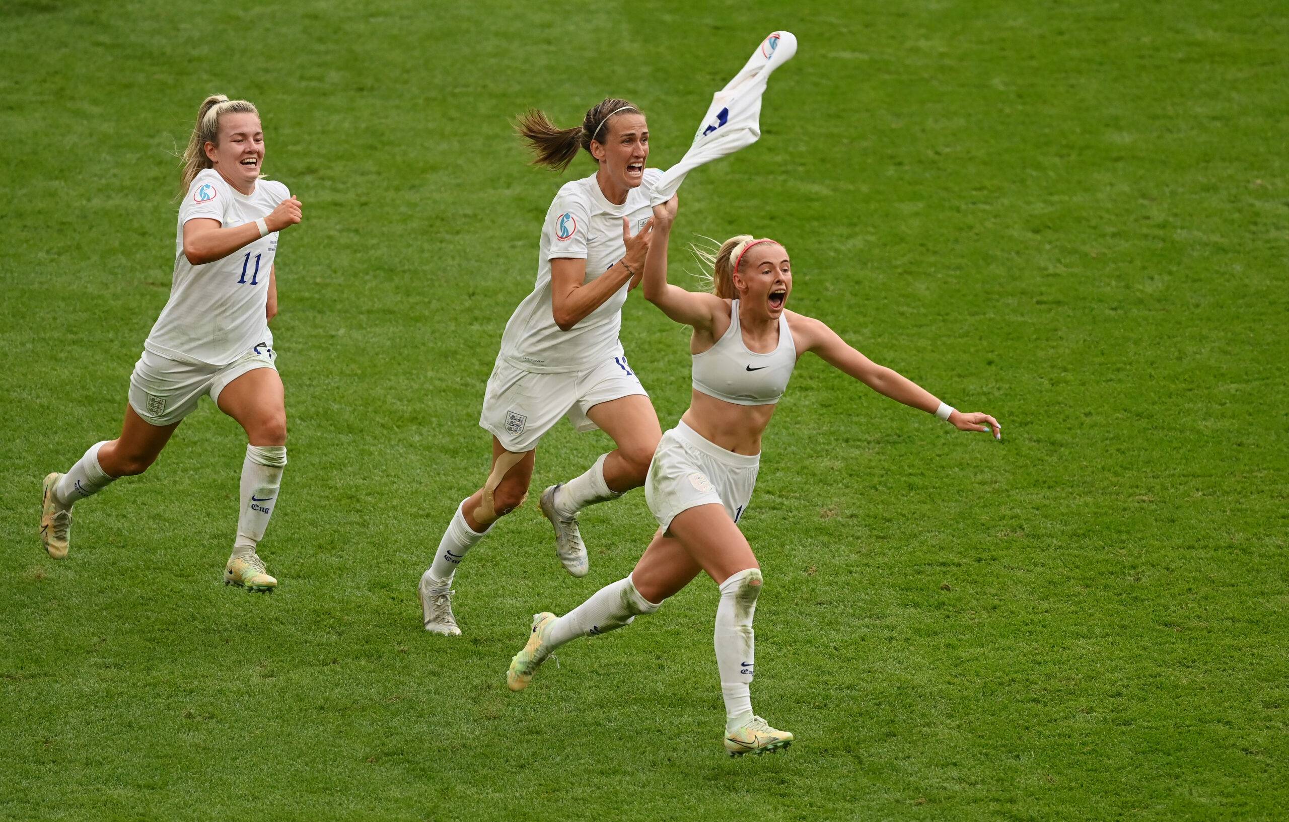 Chloe Kelly celebrates scoring in the Euro 2022 Final