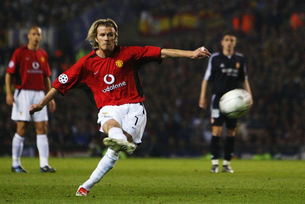 David Beckham of Manchester United scores