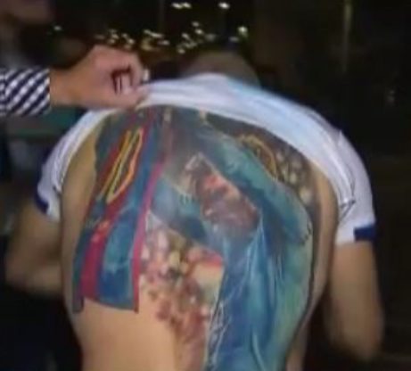 El astro argentino cumplió su promesa a un hincha brasileño con su tatuaje