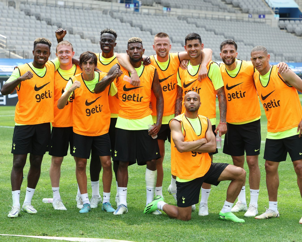 Tottenham squad pose
