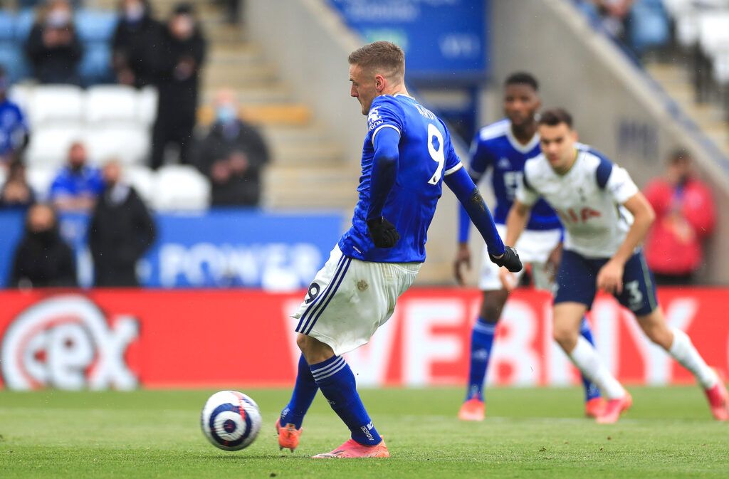 Jamie Vardy of Leicester City scores a penalty 