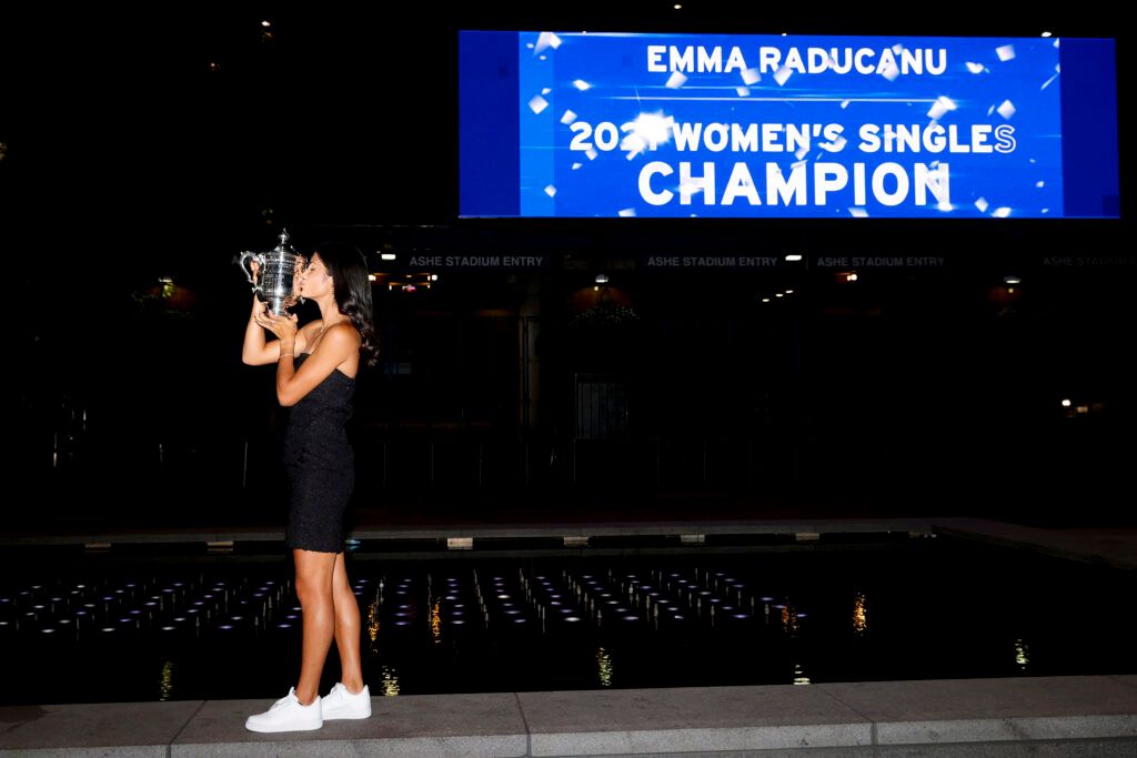  Emma Raducanu of Great Britain poses with the championship trophy after defeating Leylah Annie Fernandez of Canada during their Women's Singles final match on Day Thirteen of the 2021 US Open at the USTA Billie Jean King National Tennis Center on September 11, 2021 in the Flushing neighborhood of the Queens borough of New York City