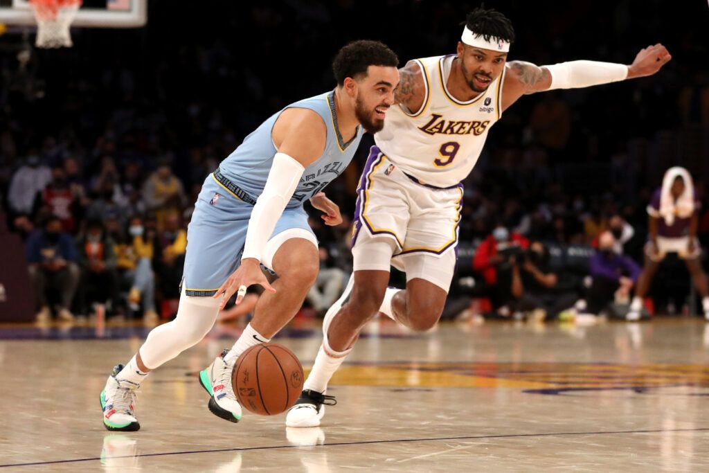 Kent Bazemore of the Los Angeles Lakers against the Memphis Grizzlies