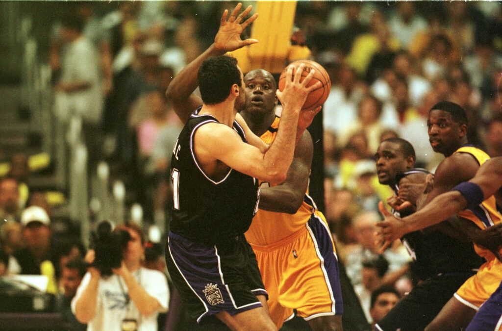 Shaquille O'Neal of the Los Angeles Lakers vs Sacramento Kings