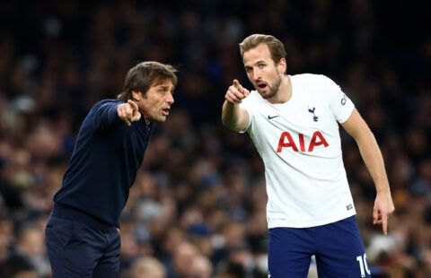 Tottenham Hotspur manager Antonio Conte talks to Harry Kane