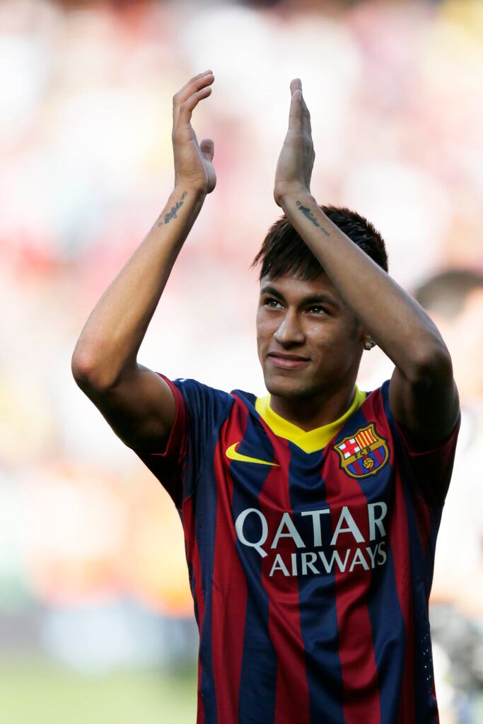 Neymar clapping at Barcelona.