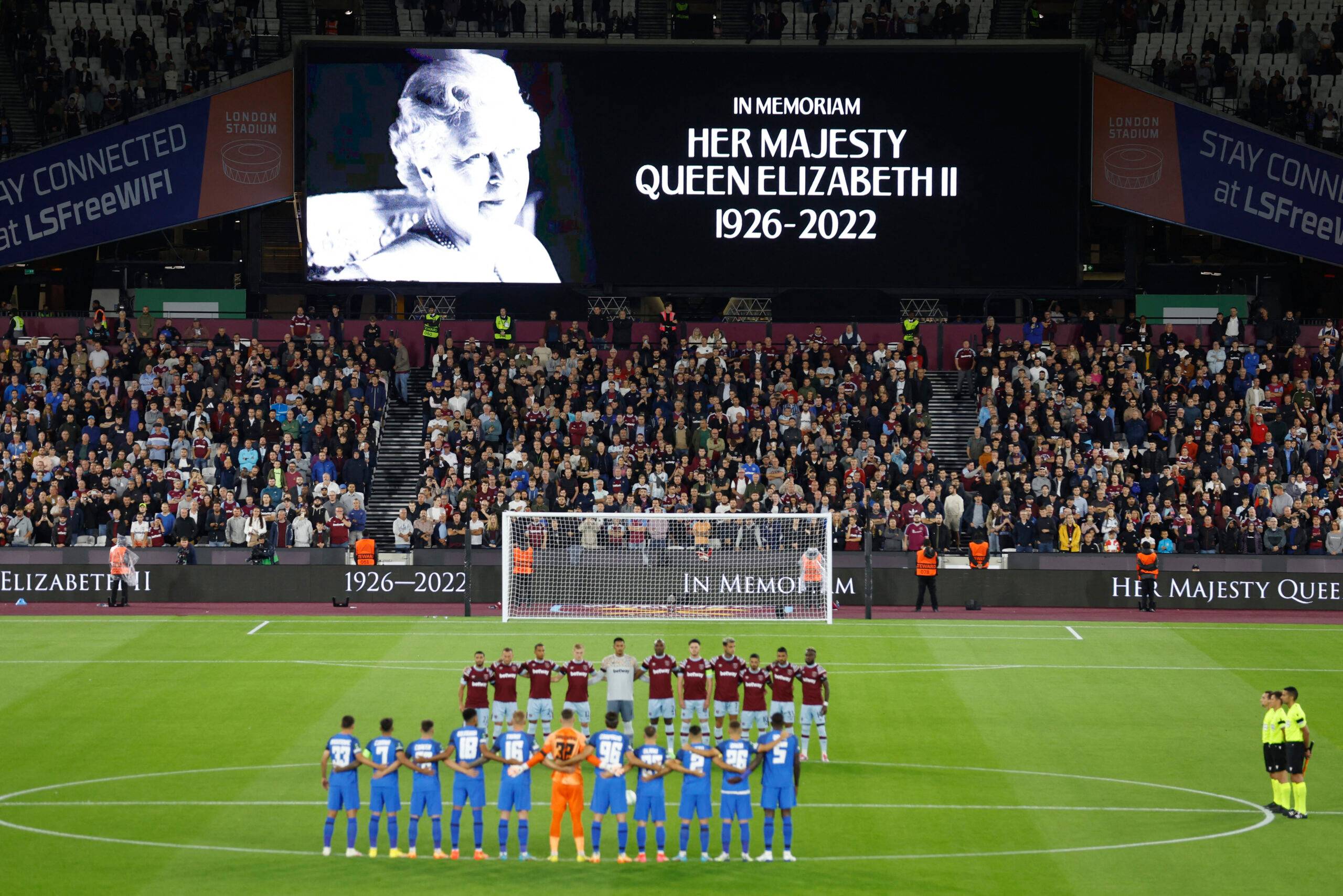 West Ham and FCSB pay tribute to Queen Elizabeth II before their match