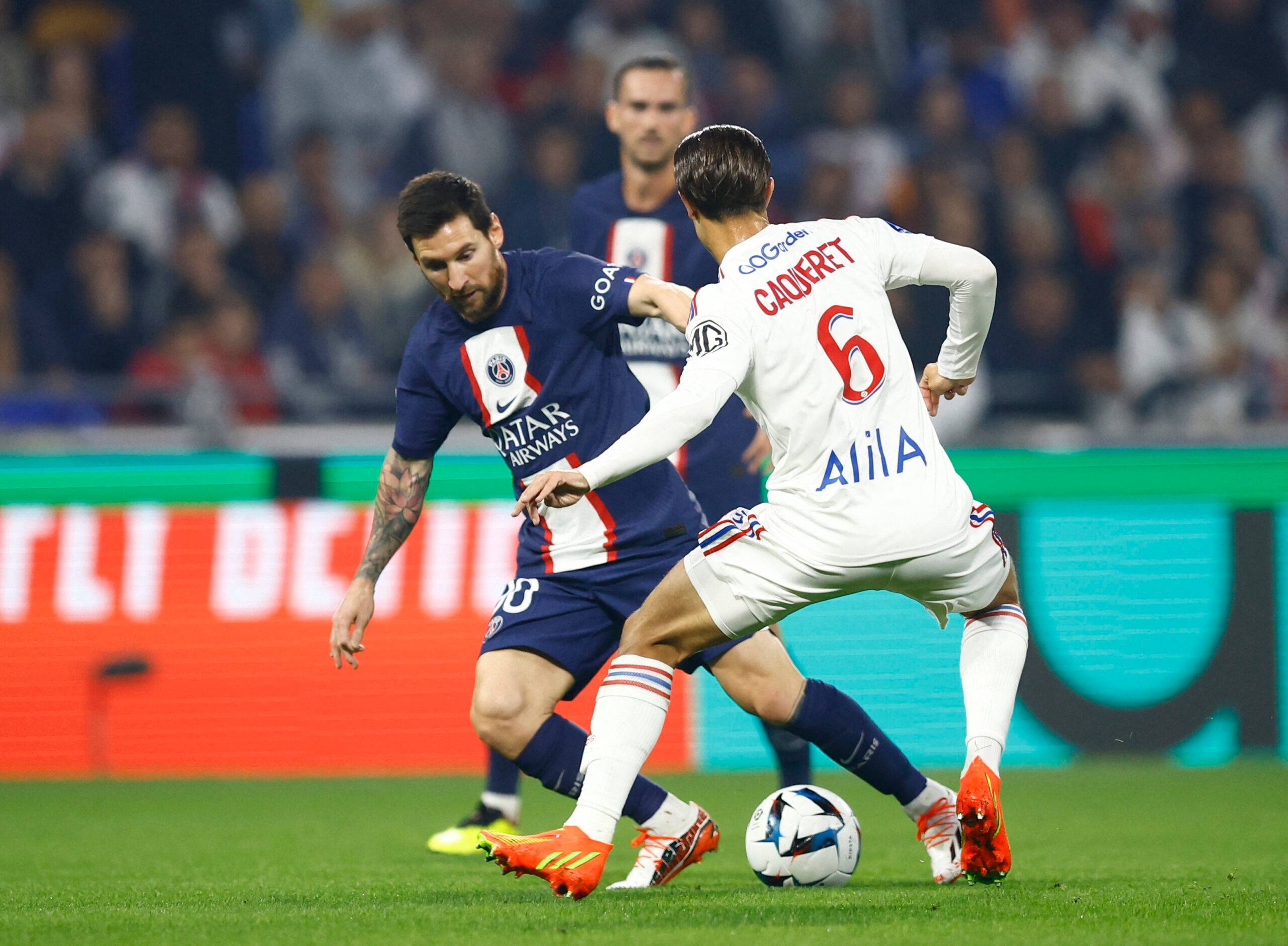 Messi dribbling vs Lyon.