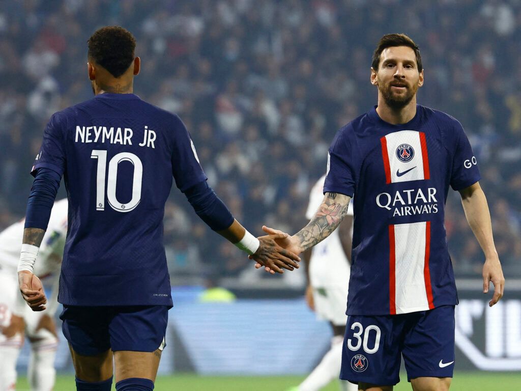 Lionel Messi and Neymar shake hands