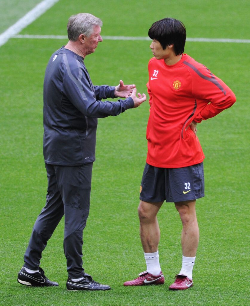 Alex Ferguson chats to Park Ji-Sung