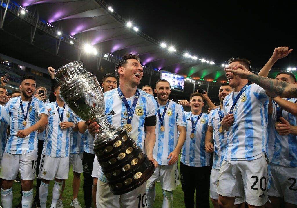 Lionel Messi celebra con el trofeo de la Copa América