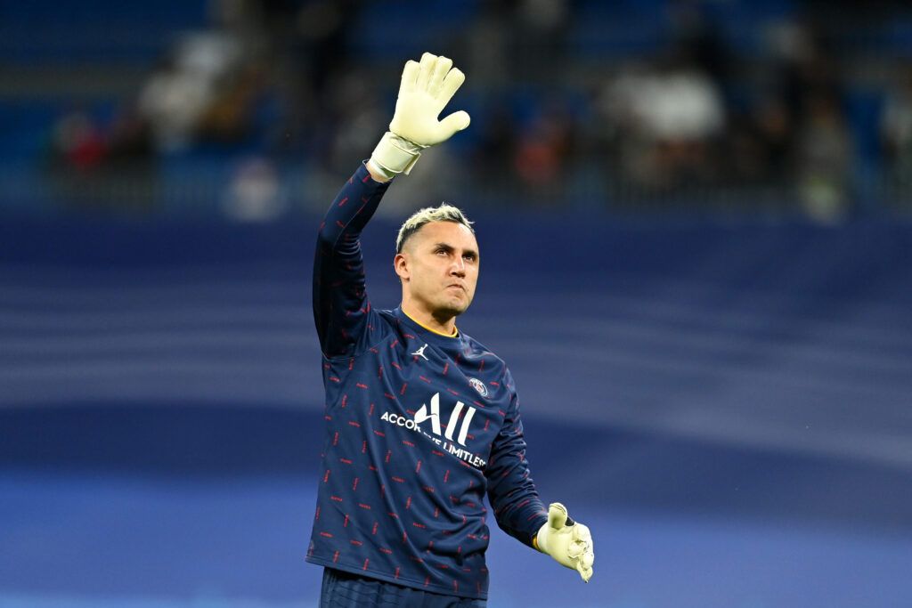 Keylor Navas of Paris Saint-Germain warms up prior to the UEFA Champions League Round Of Sixteen Leg Two