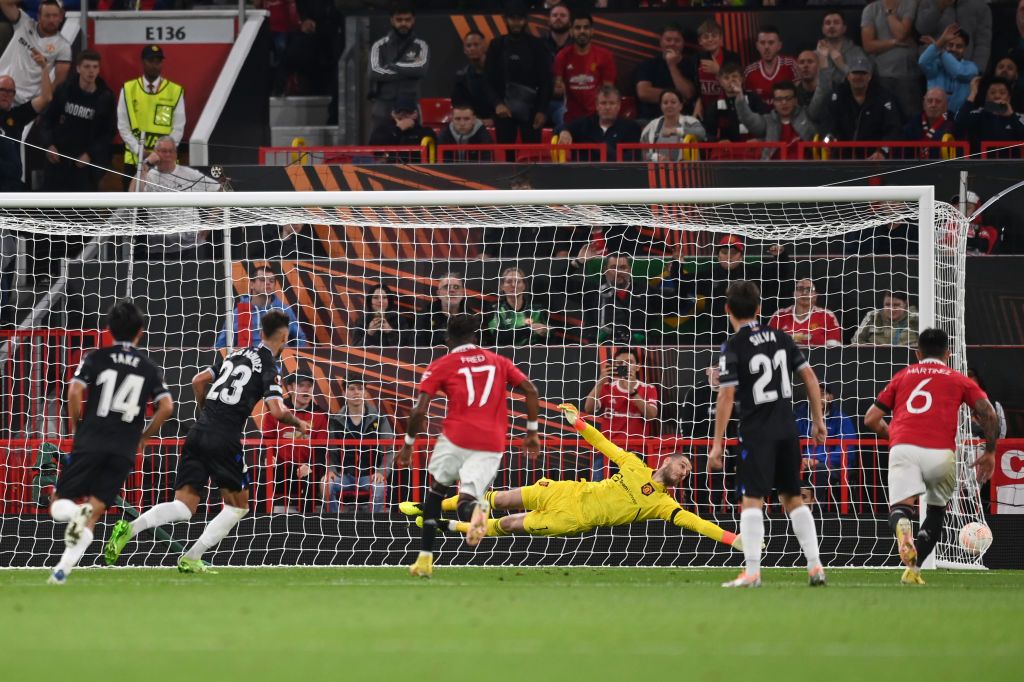 Brais Mendez scores his penalty against David De Gea in Manchester United 0-1 Real Sociedad
