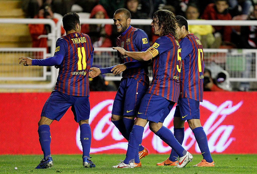Carles Puyol impedeix que Thiago i Davi Alves celebressin el cinquè gol contra el Rayo el 2015
