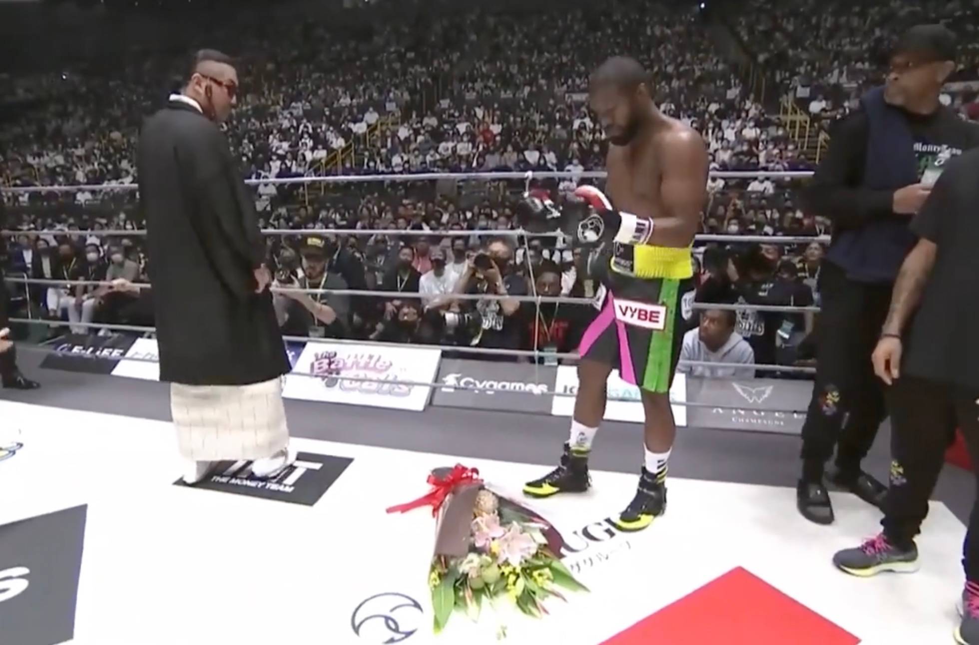 Bizarre scenes as flowers thrown at Floyd Mayweather’s feet - he goes on to KO Mikuru Asakura