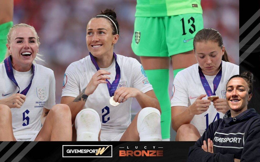 Lucy Bronze with her Euro 2022 medal