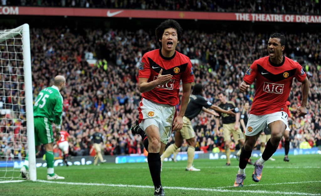 Park Ji-sung scores for Man Utd v Liverpool