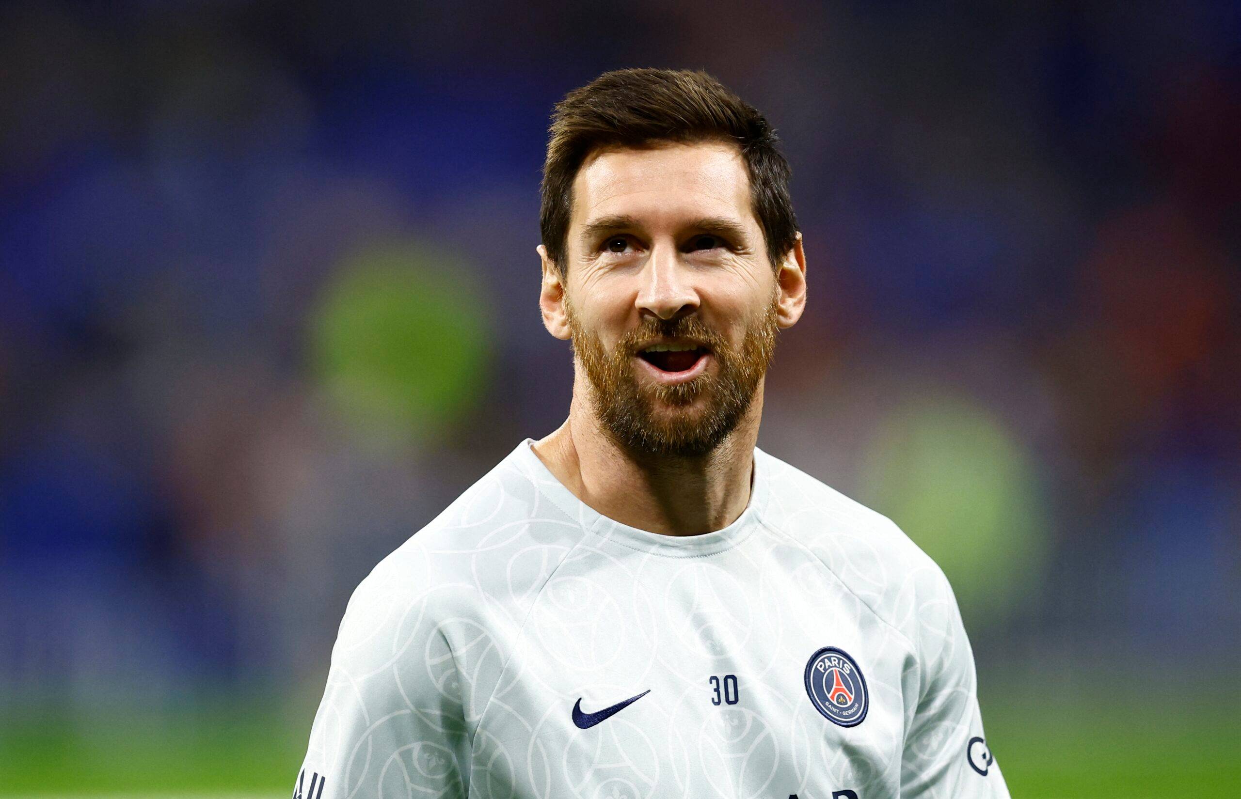 Lionel Messi warms up for PSG