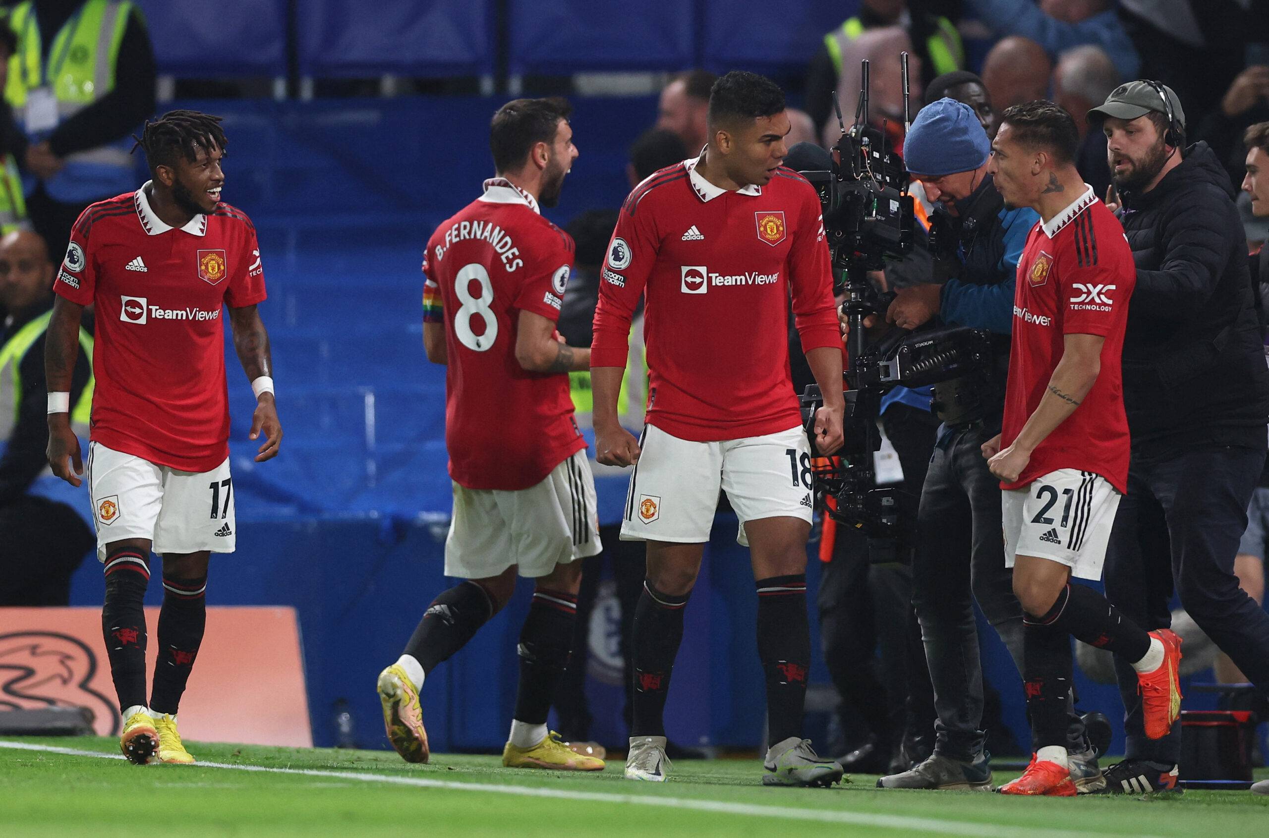Man United players celebrate Casemiro's goal vs Chelsea