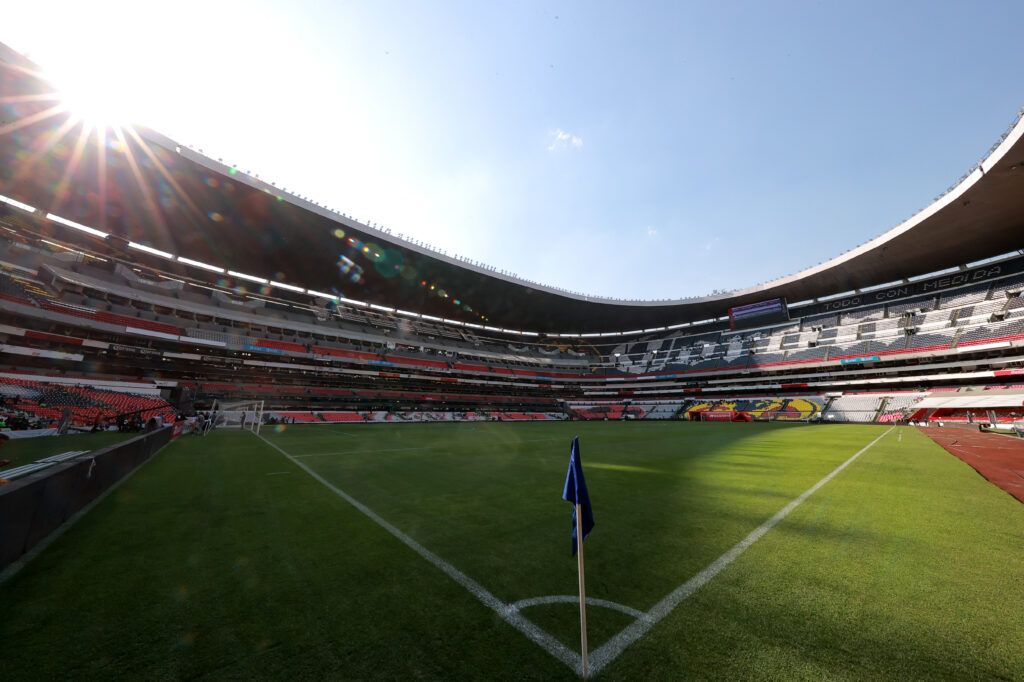 Estadio Azteca en un día soleado.